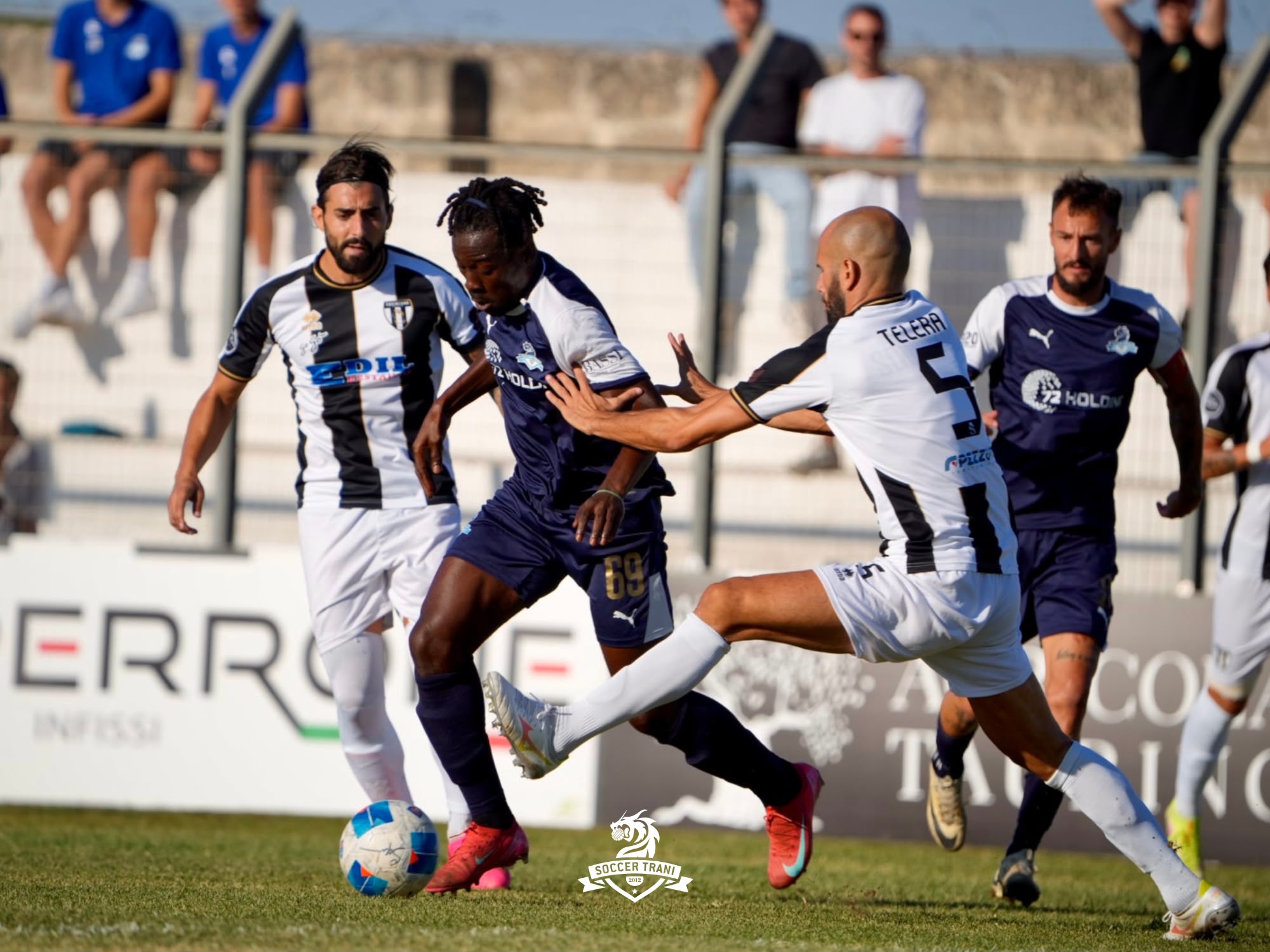 Il Trani crea e gestisce il gioco, ma lo Squinzano è cinico: è 2-1 per i bianconeri al “De Ventura”